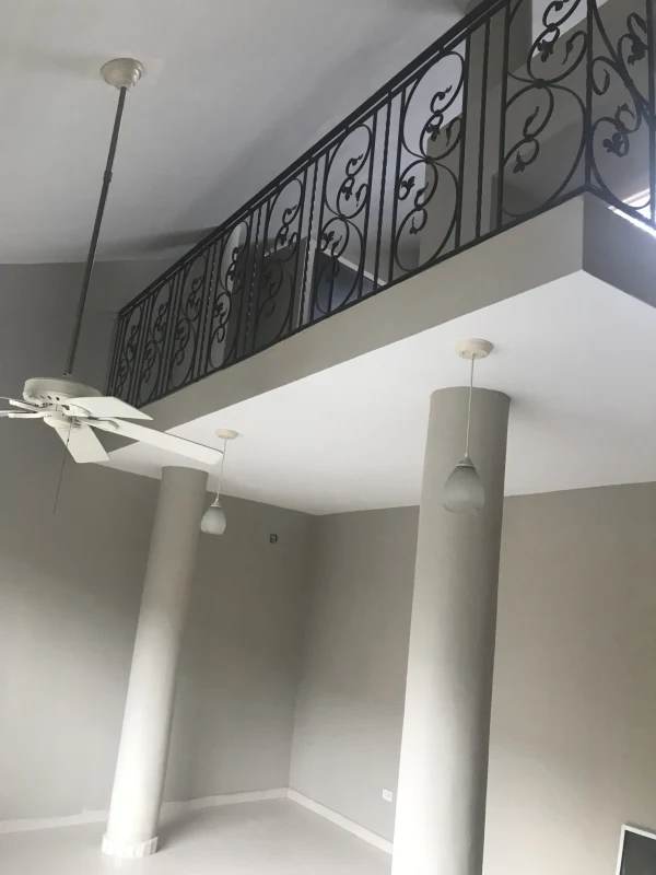 Living room with mezzanine, decorative railing, high ceiling Villa de las Fuentes