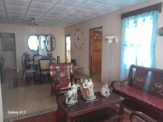Spacious traditional living dining room with tiled ceiling and windows in Penonomé Panama
