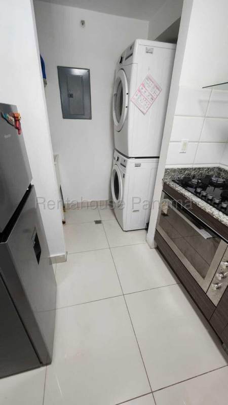 Minimalist bedroom with tiled floor, air conditioning and window PH MIDPARK Panama