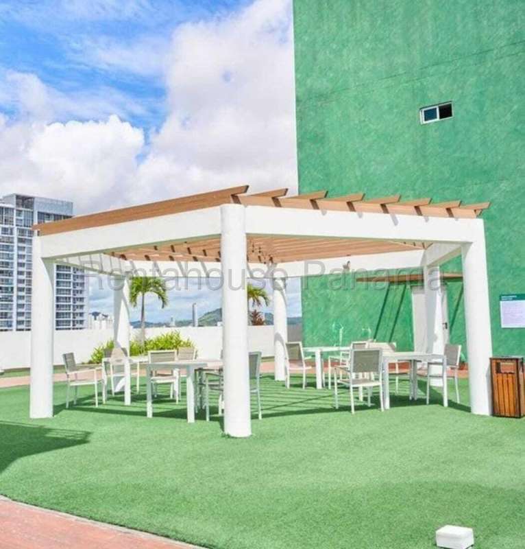 Rooftop terrace with pergola lounge area and city view PH MIDPARK Carrasquilla
