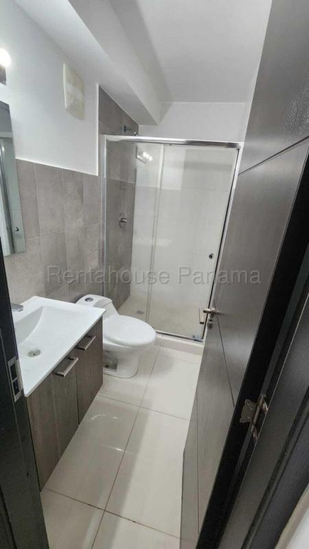 Contemporary bathroom with white tiles and glass enclosed shower PH MIDPARK Panama