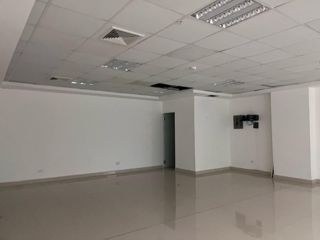 Conference room with wood table, screen and frosted glass at PH BICSA Tower Panama