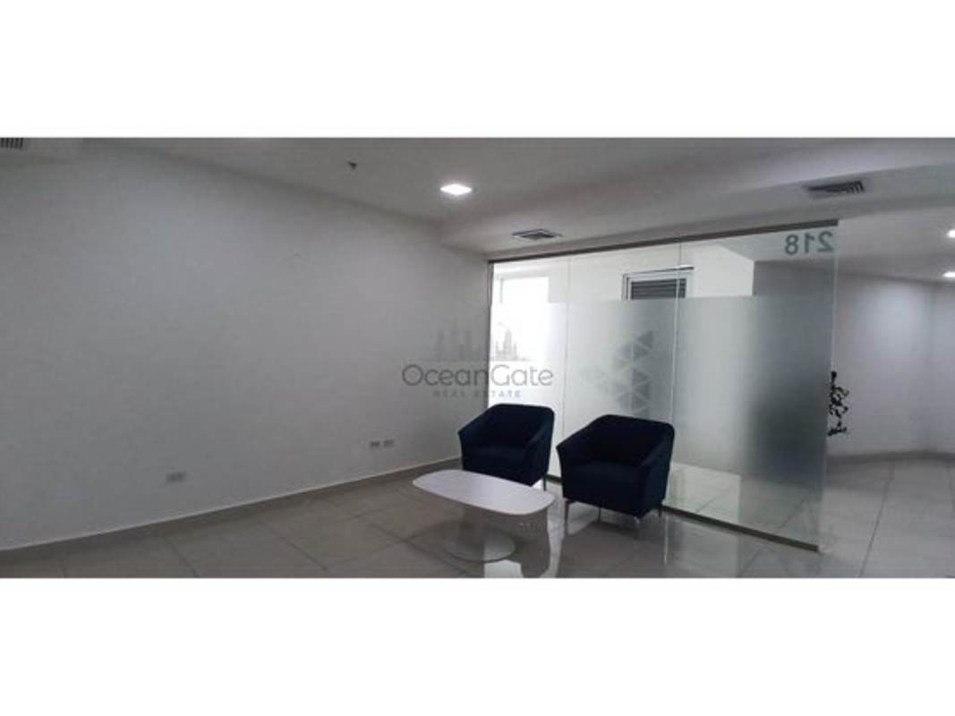 Vacant commercial office space with tiled floors and drop ceiling near Avenida Balboa Panama City