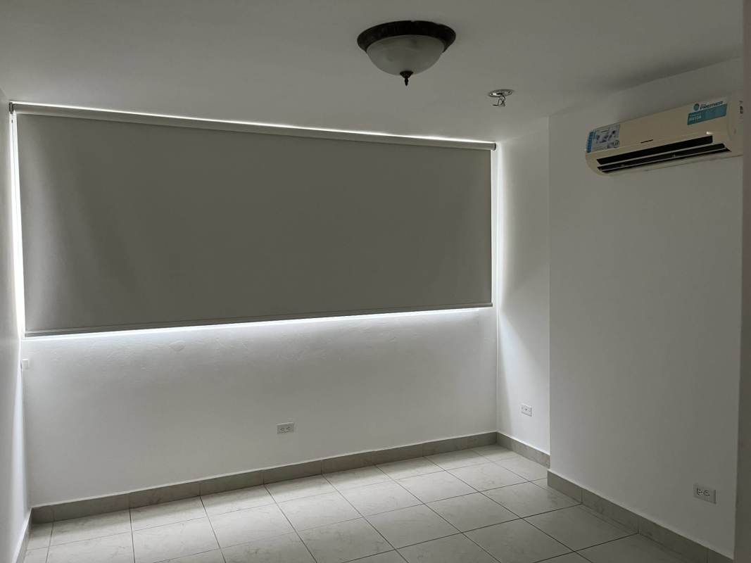 Bedroom with inverter AC, roller blinds, porcelain tile floors in PH Central Park Torre Tribeca