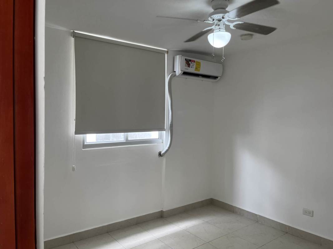 Minimalist bedroom with inverter AC, ceiling fan, and roller blinds in Central Park Torre Tribeca Panama