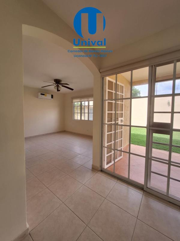 Spacious living room with tiled floors, sliding doors to garden, AC in Albrook Gardens house Panama City