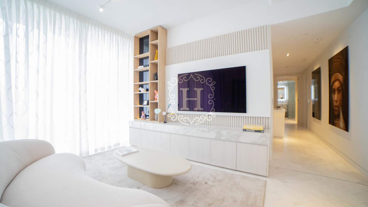 Bedroom with floor to ceiling windows, ocean and city skyline views Marbella Panama