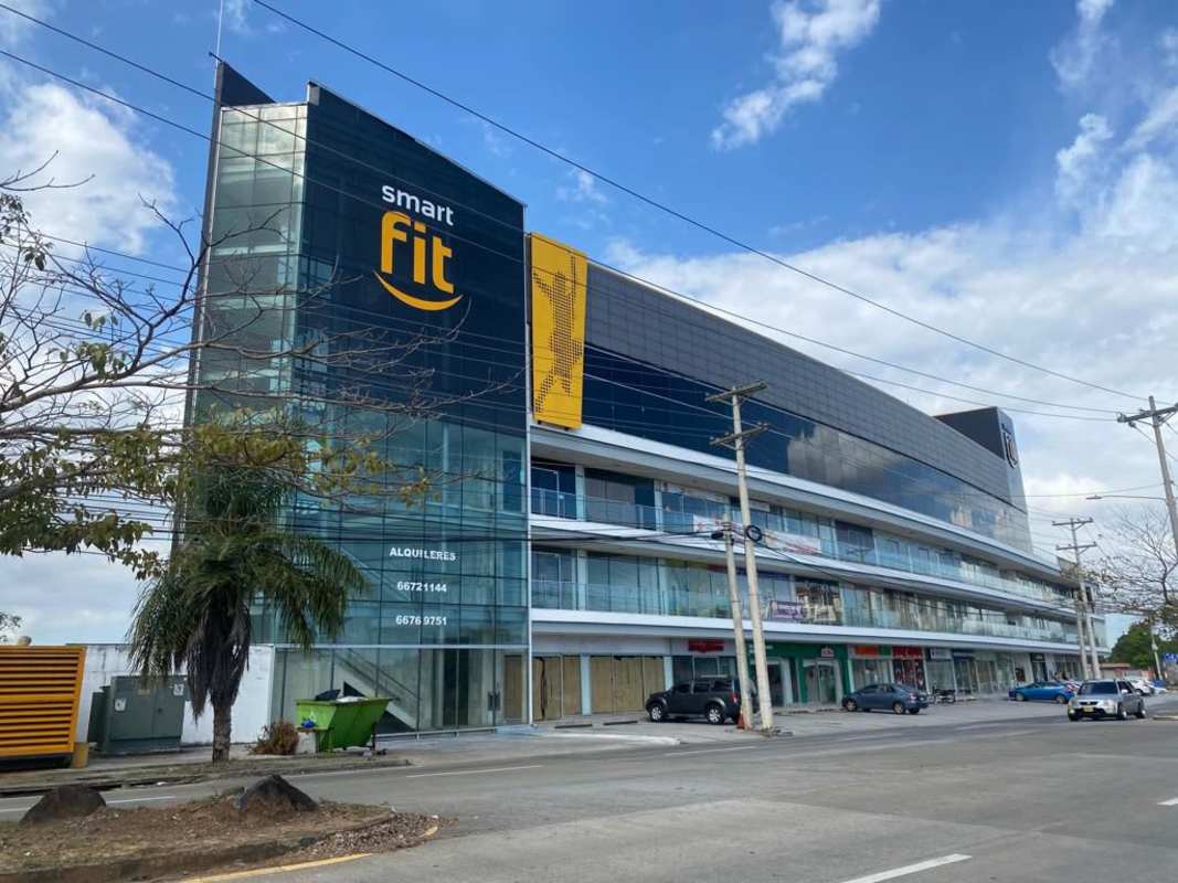 Interior multipurpose studio or retail space with mirrors and glass windows Versalles Plaza Panama