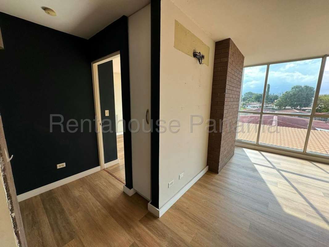 Bathroom with glass-enclosed shower, granite-top vanity, tiles in PH Creta Panama