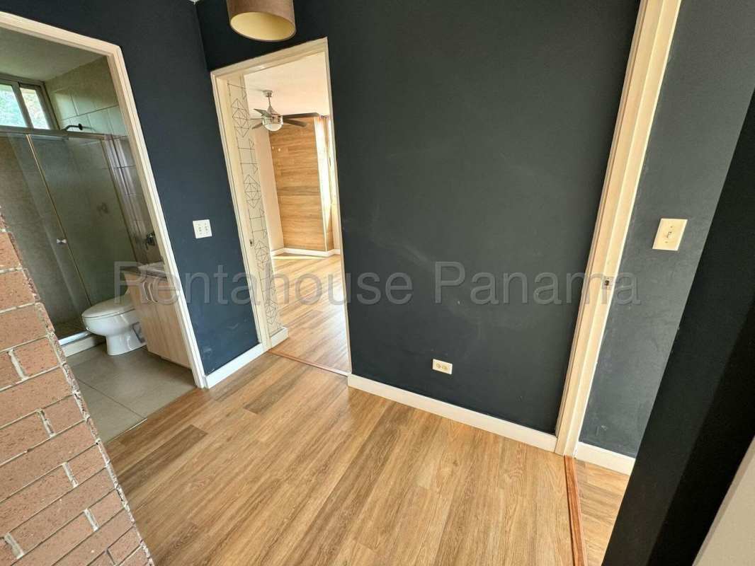 Bright bedroom with windows, ceiling fan, wood flooring, built-in closet in PH Creta Panama