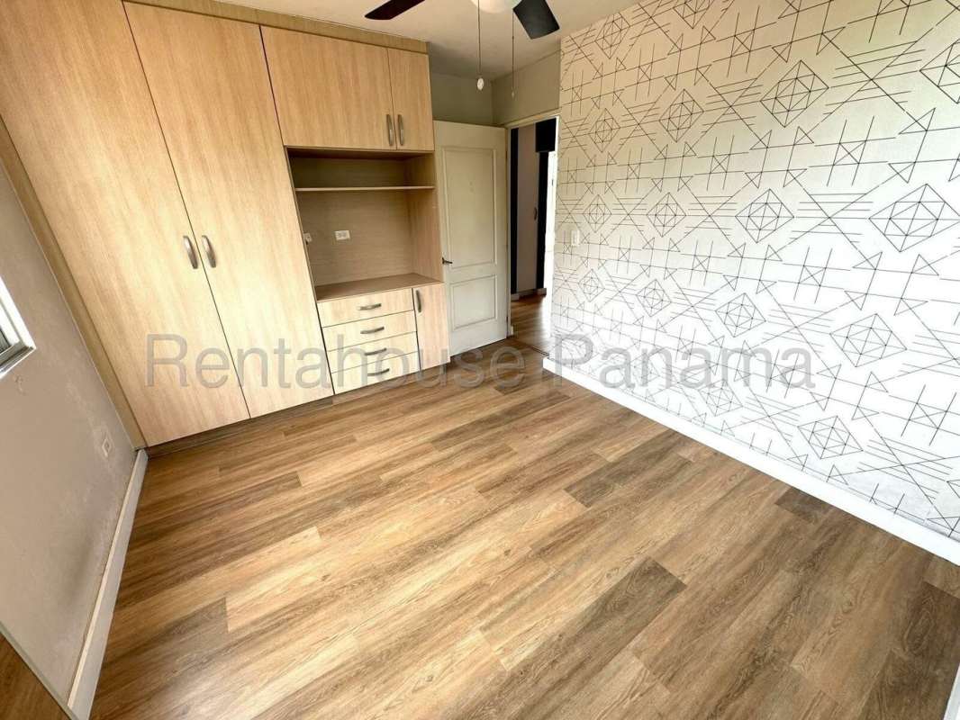 Living dining room with large windows, neutral decor, laminate floor, PH Creta Panama