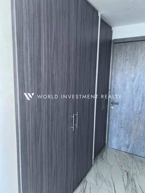 Modern hallway with built-in closets, marble floor tiles PH El Botánico Panama