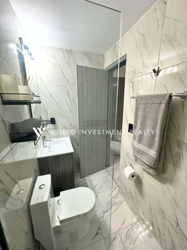 Bathroom with marble tile, floating vanity, glass shower in PH El Botánico Panama