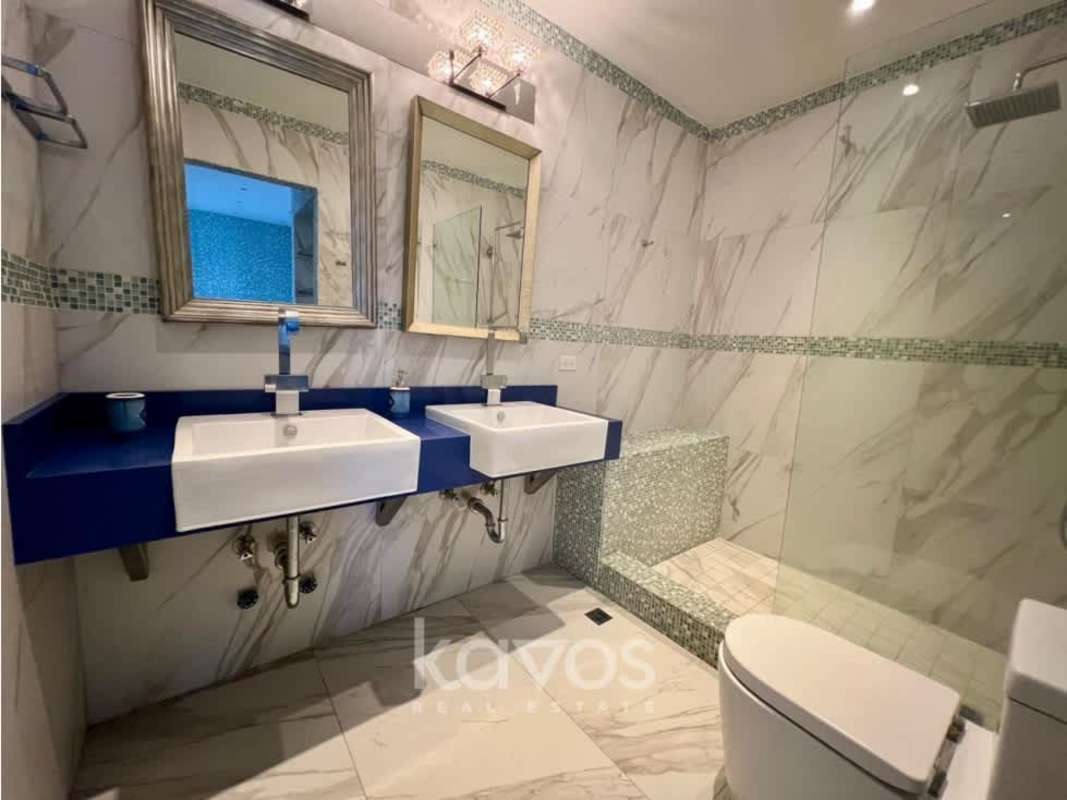 Modern bathroom with jacuzzi tub, marble, mosaic tile PH Luxor El Cangrejo Panama