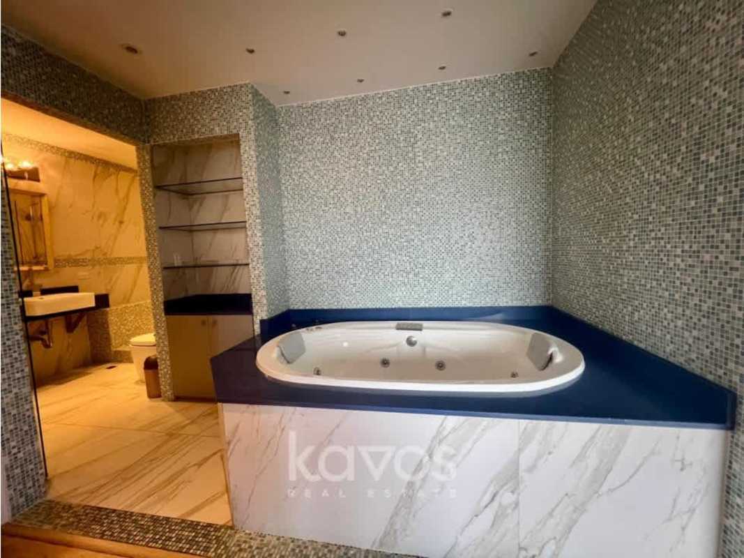 Furnished bedroom with wood floors and skyline views in PH Luxor Via Argentina Panama