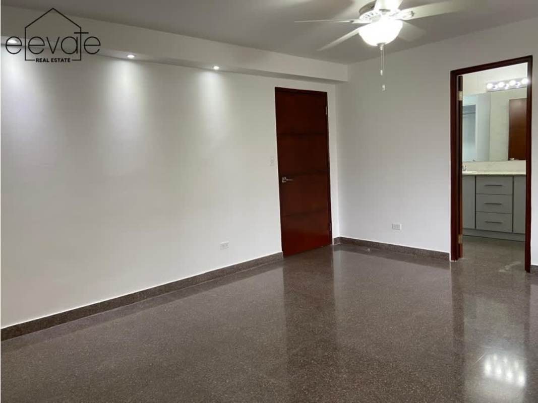 Spacious bedroom with en-suite, walk-in closet, split AC unit PH Parque Mar Punta Paitilla Panama