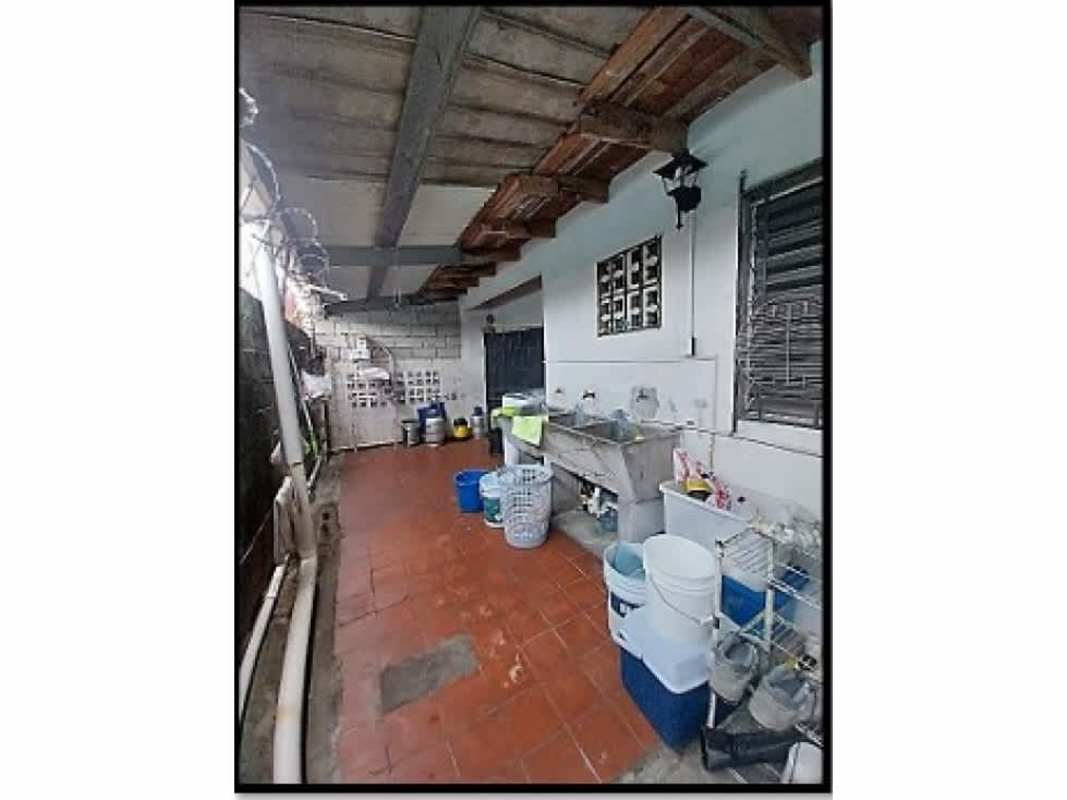 Covered outdoor laundry space with sinks and storage Anayansi Juan Díaz Panama