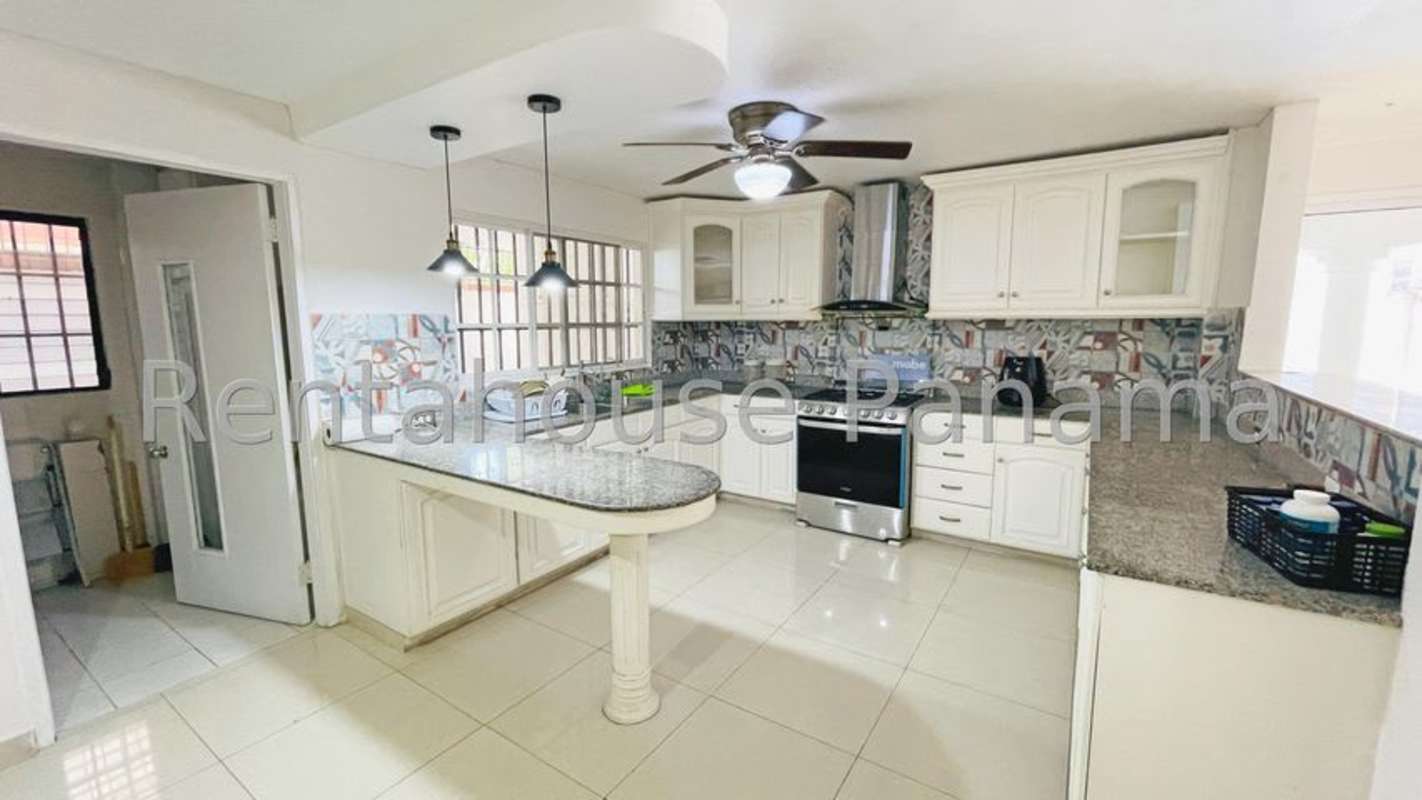 Spacious living room with traditional decor and natural light in La Alameda Panama