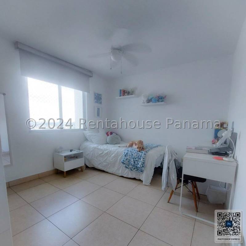 Bedroom with windows, closet and en-suite bathroom in Costa del Este apartment