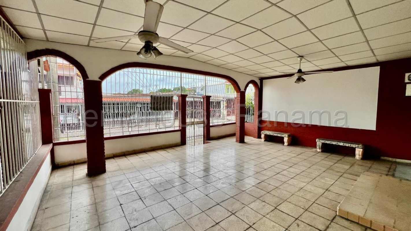 Bedroom with tile floor and wooden closet in Villa Cáceres house Betania Panama