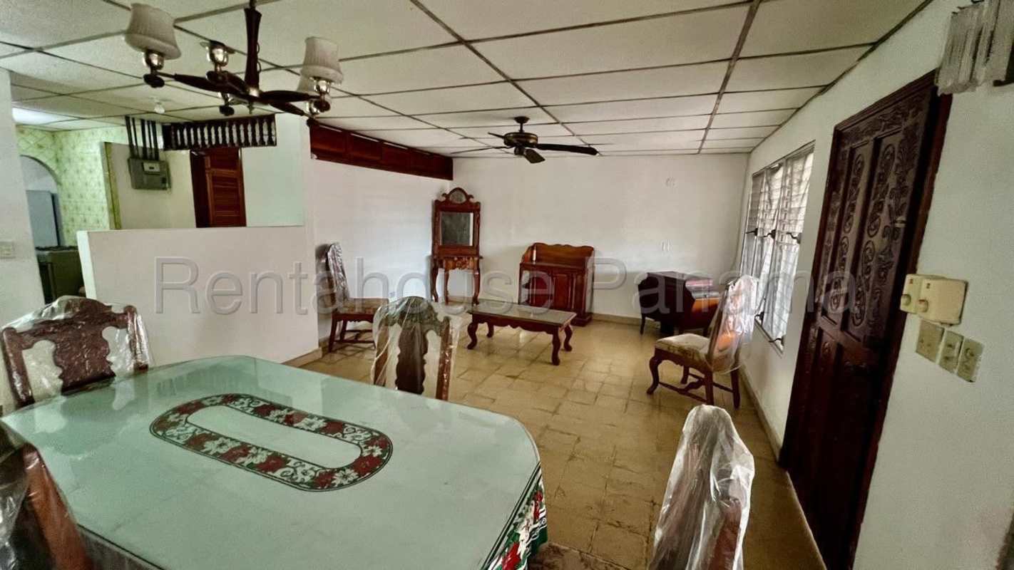 Covered terrace with parking space for 4 cars Villa Cáceres Betania Panama