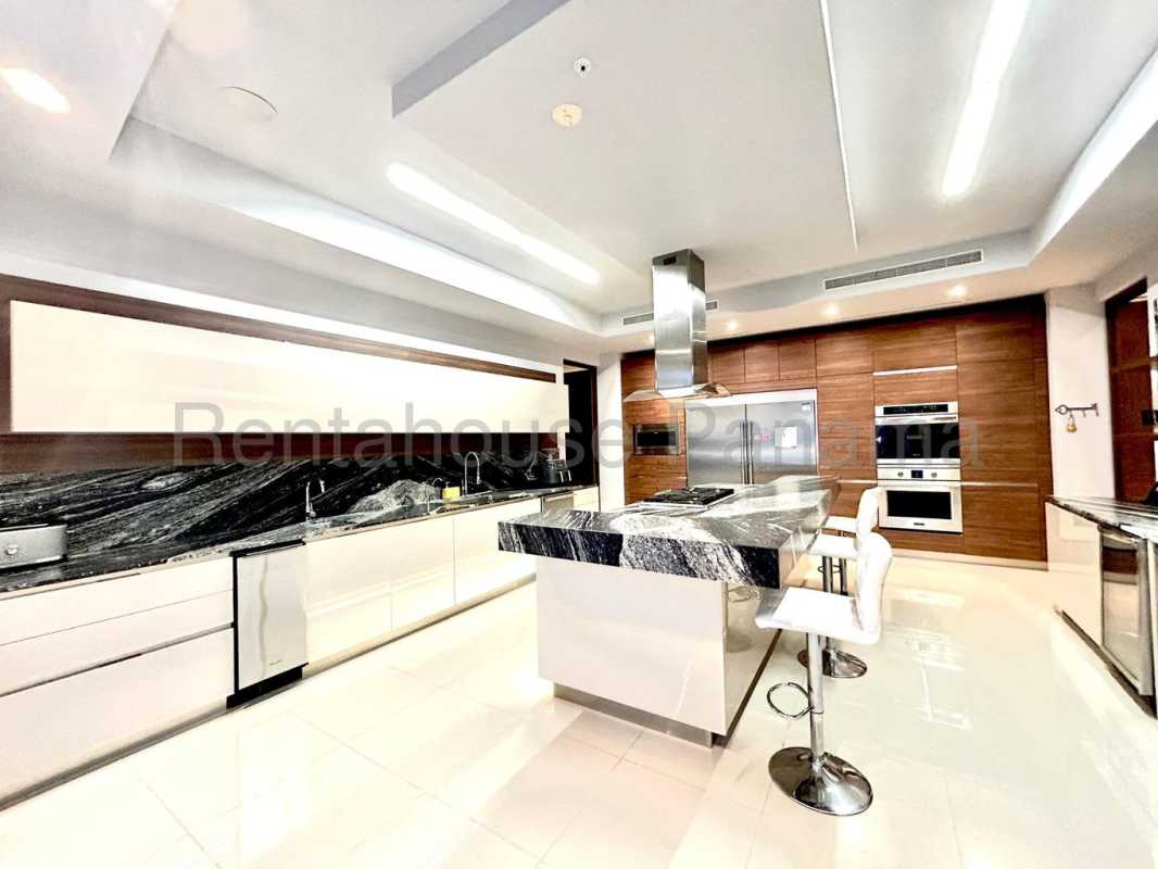 Stylish master bathroom with marble, soaking tub and panoramic views PH Marea II Panama