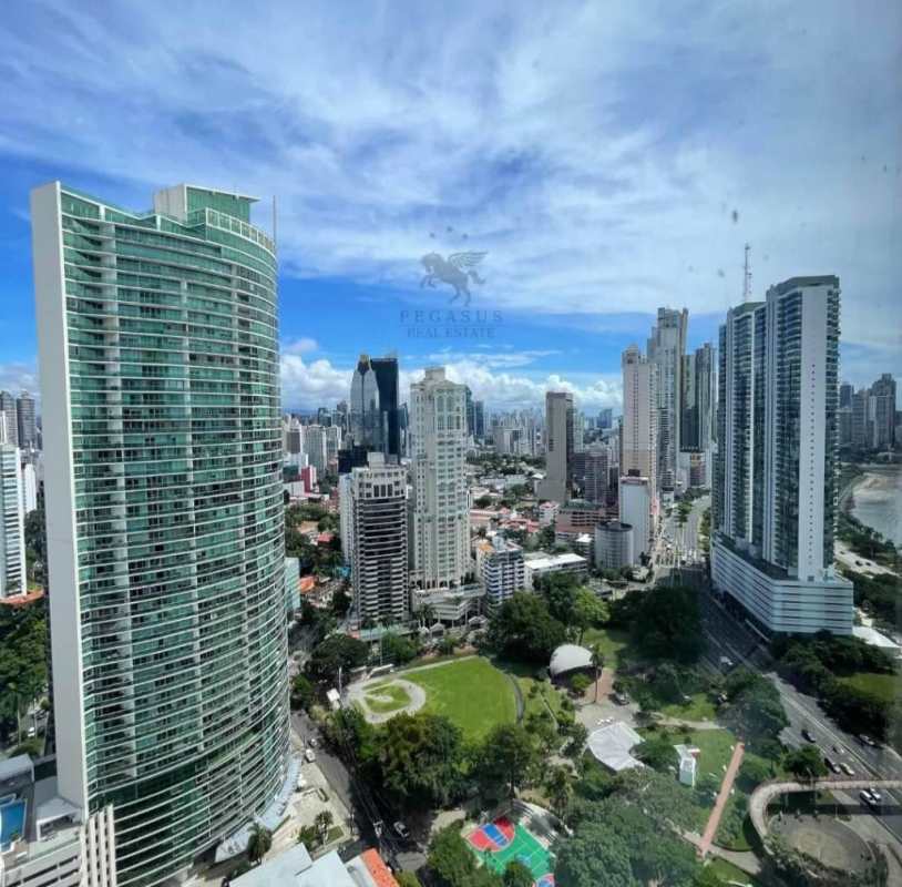 Rooftop swimming pool with lounging area offering city views in PH Colores Bella Vista Panama