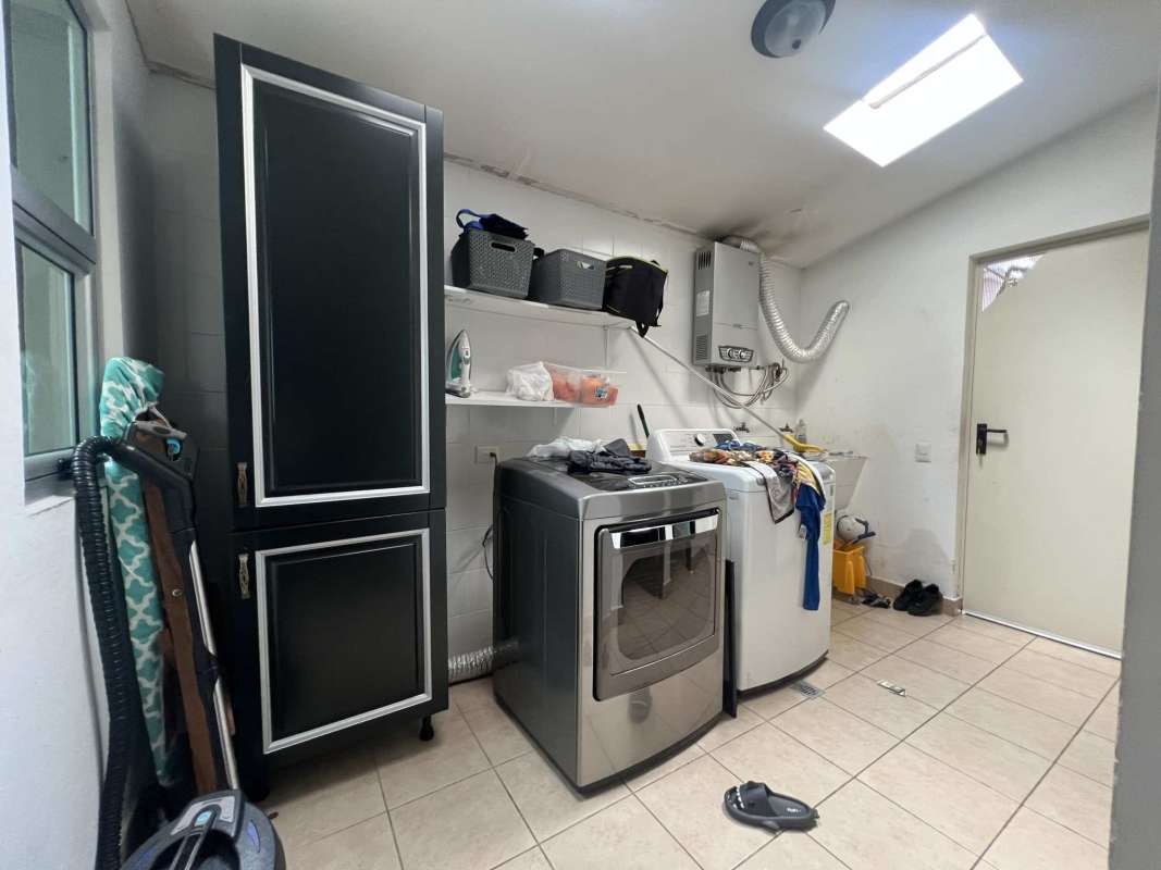 Covered patio with garden lawn, dining area and air conditioning unit in Dorado Village Panama