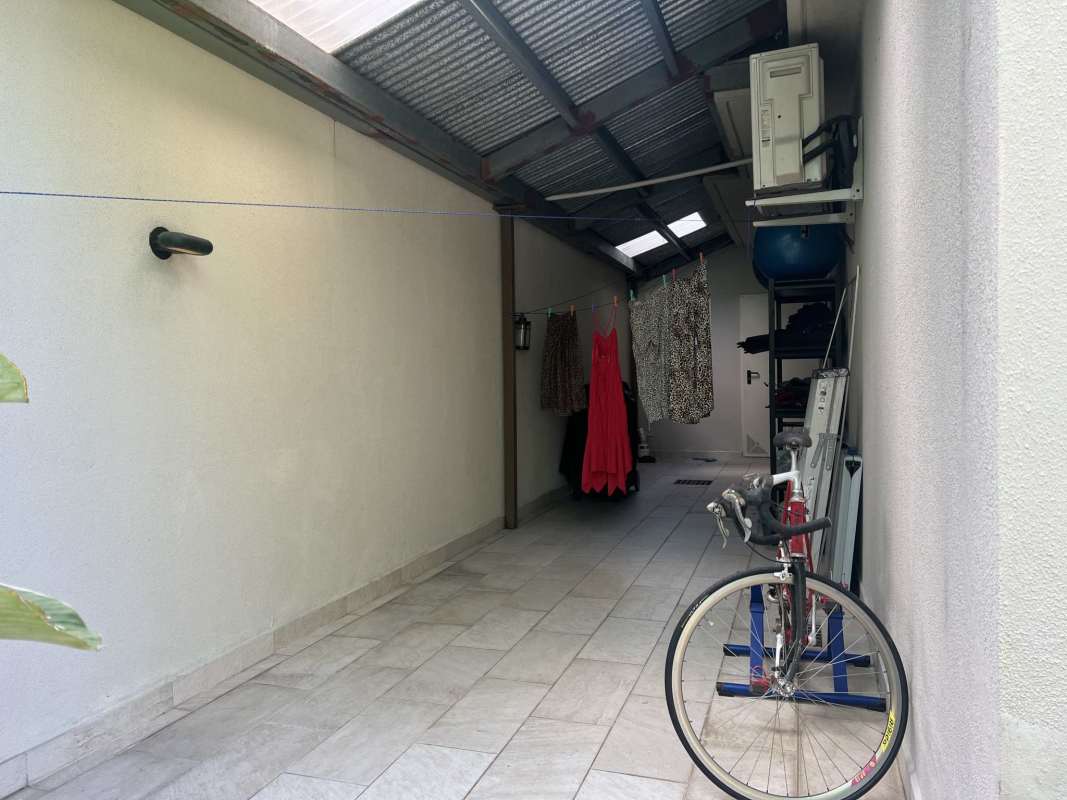 Terrace with ceiling fan, backyard garden and sliding glass doors at Dorado Village Condado del Rey Panama