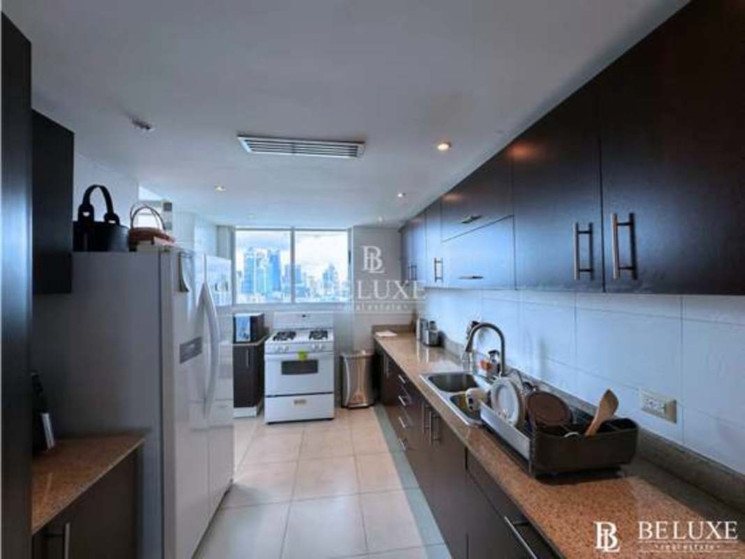 Large balcony with glass railings and panoramic skyline in PH Marina Plaza Panama