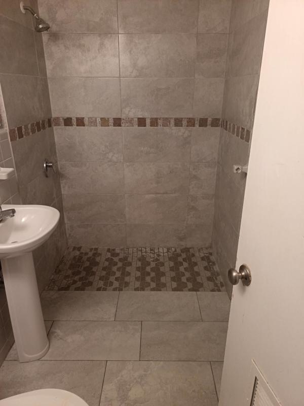 Contemporary bathroom with walk-in shower, pedestal sink in Clayton apartment Panama City