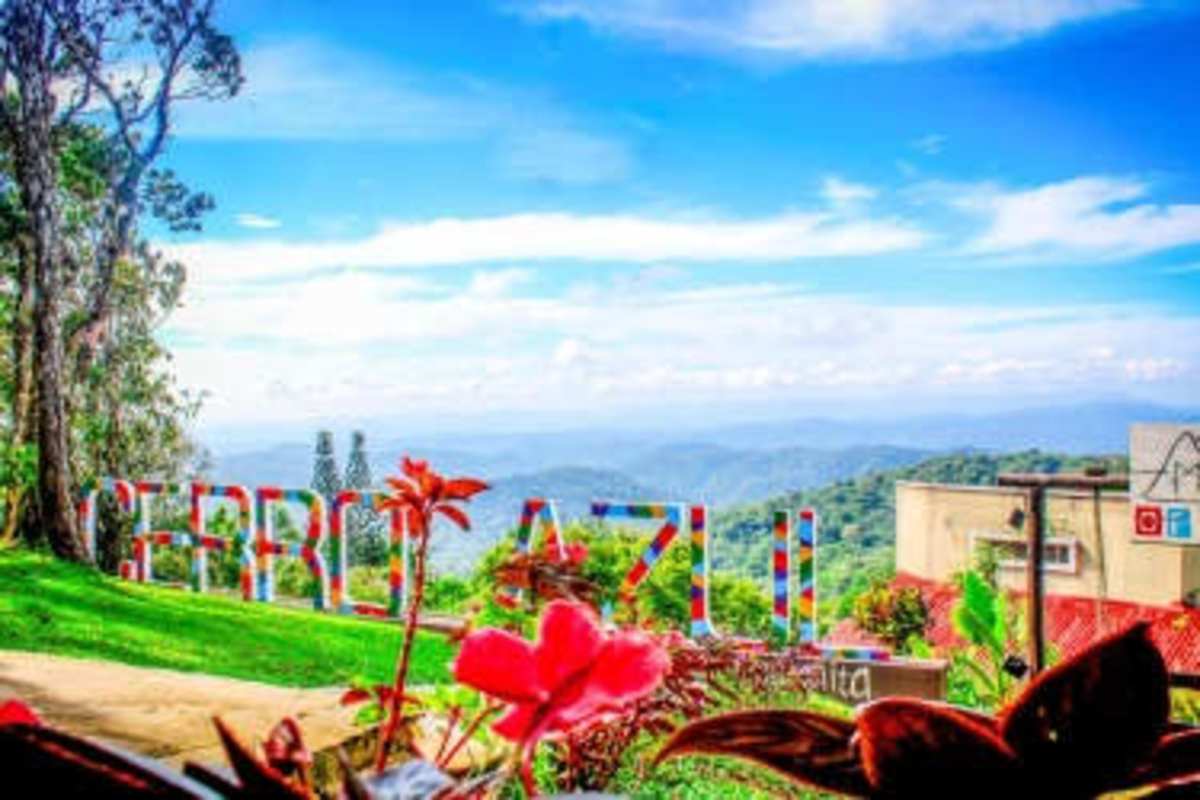 Calm lake with kayaks and speedboat at Eco Lodge Cerro Azul Panama
