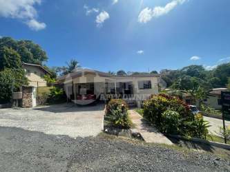Driveway and landscaped front with garden at Residencial Miramar house in Santiago de Veraguas Panama