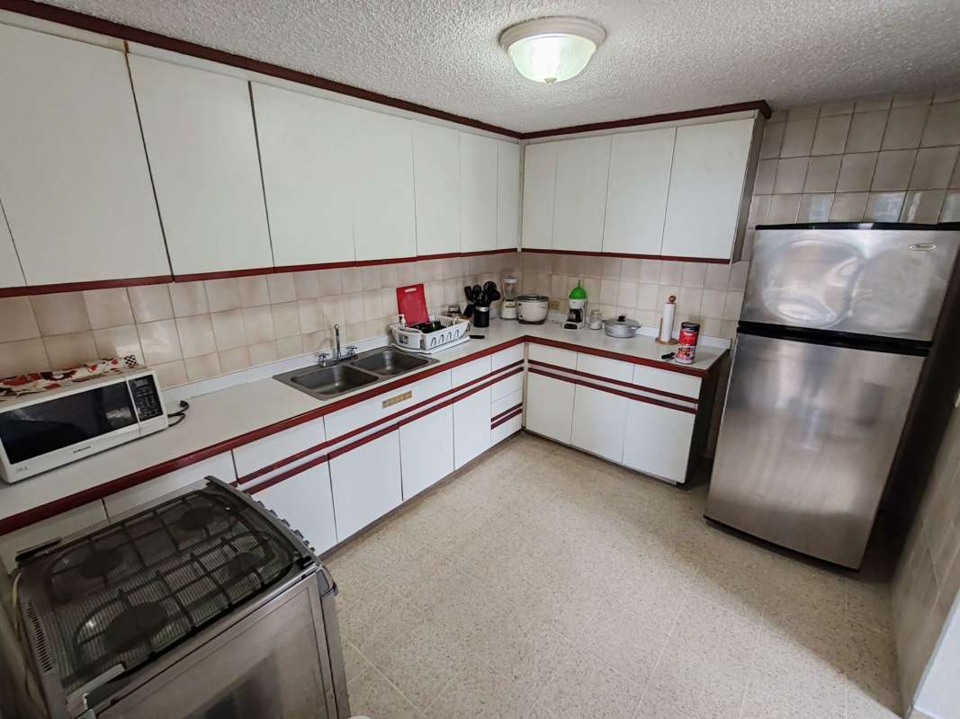 Second bedroom with large window city skyline views PH Torre Marbella Vista Panama