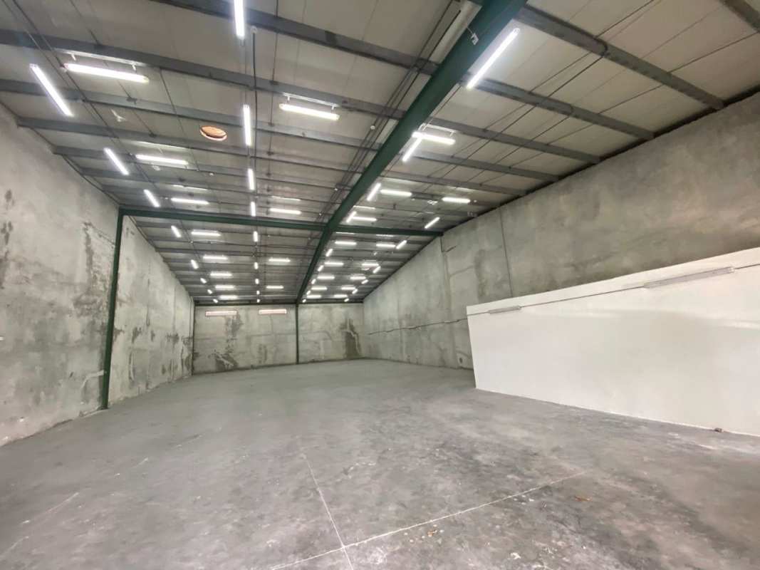 Covered area with metal roof for loading and unloading at industrial warehouse in Panama City