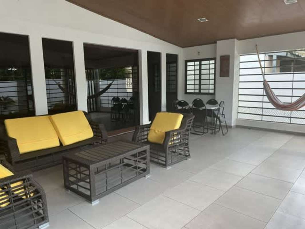 Large kitchen with granite island, ample cabinetry in Chanis house for sale Panama