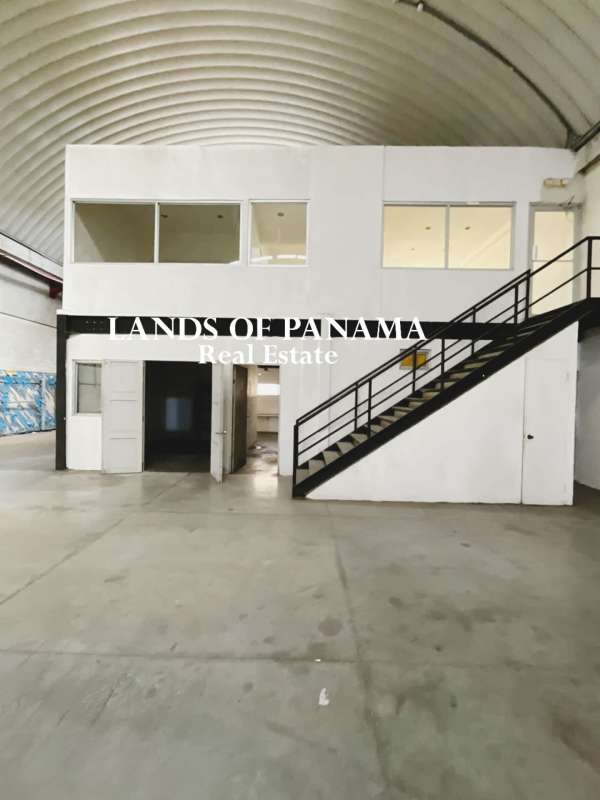 Inside industrial warehouse with 8-meter ceiling, sandwich panel roof in Tocumen OfiDepósito Panama