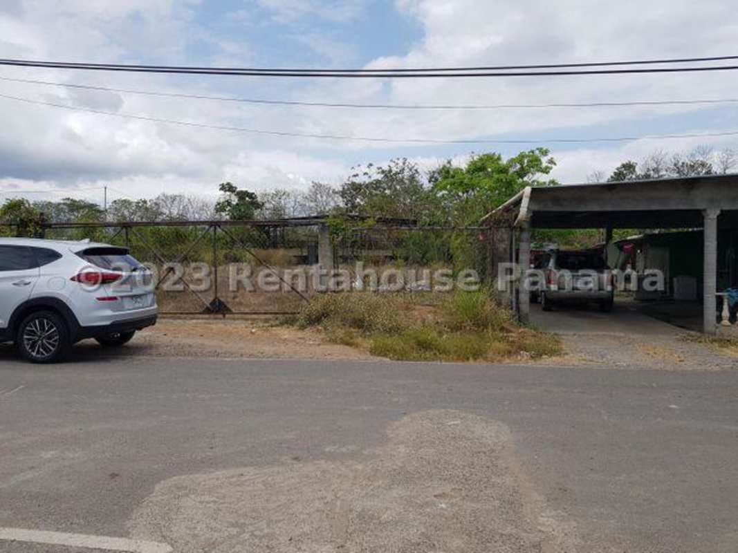 Exterior view carport area driveway fenced yard 24 de Diciembre Panama