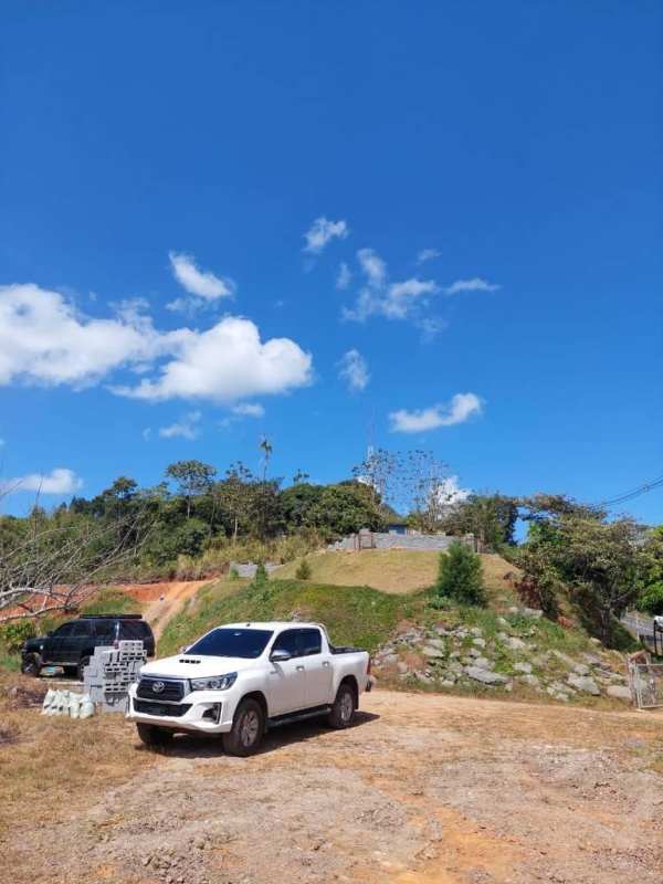 Partially developed hillside lot with rocky soil in Cerro Azul Panama