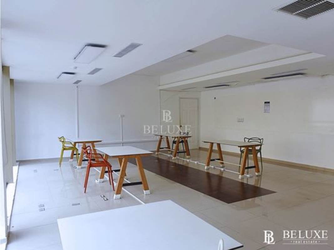 Spacious office workspace for rent Plaza Penta Obarrio Panama City