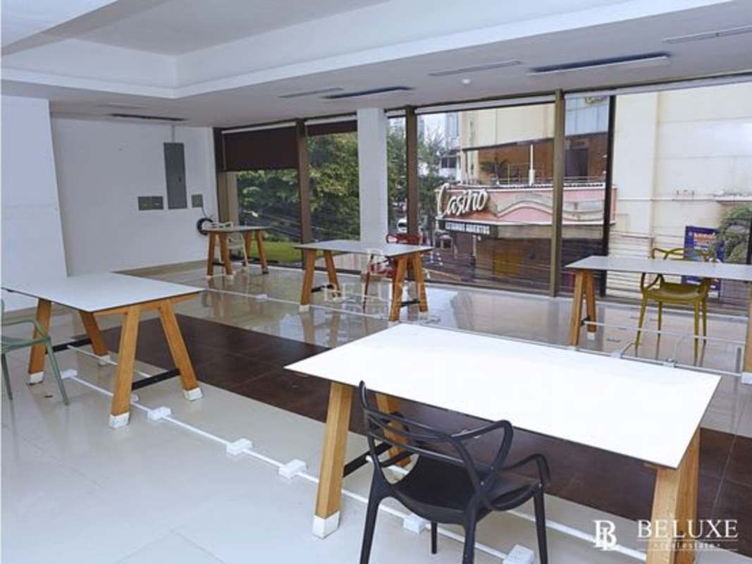 Corridor leading to commercial office unit in Plaza Penta Obarrio