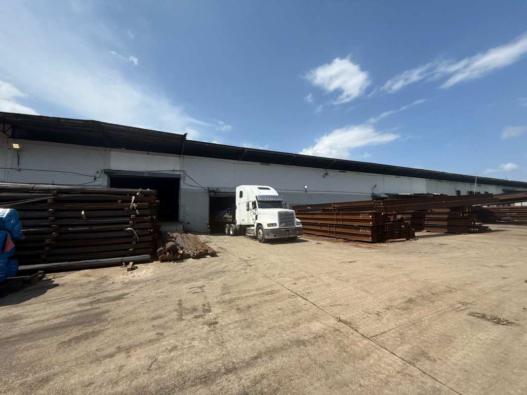 Interior warehouse storage area stocked with piping, beams in Juan Diaz for rent