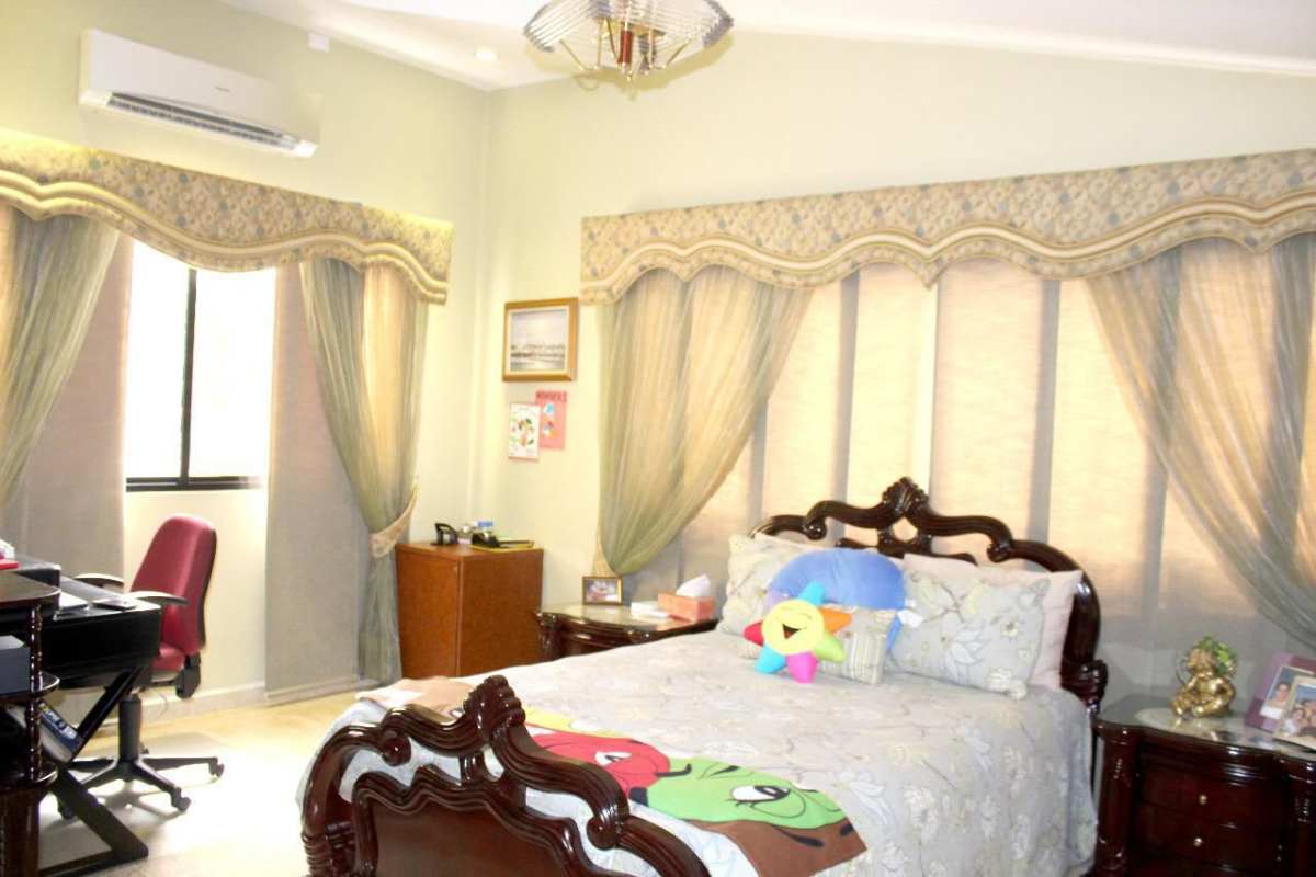 Bedroom with wooden bed, AC, large windows Betania Panama City