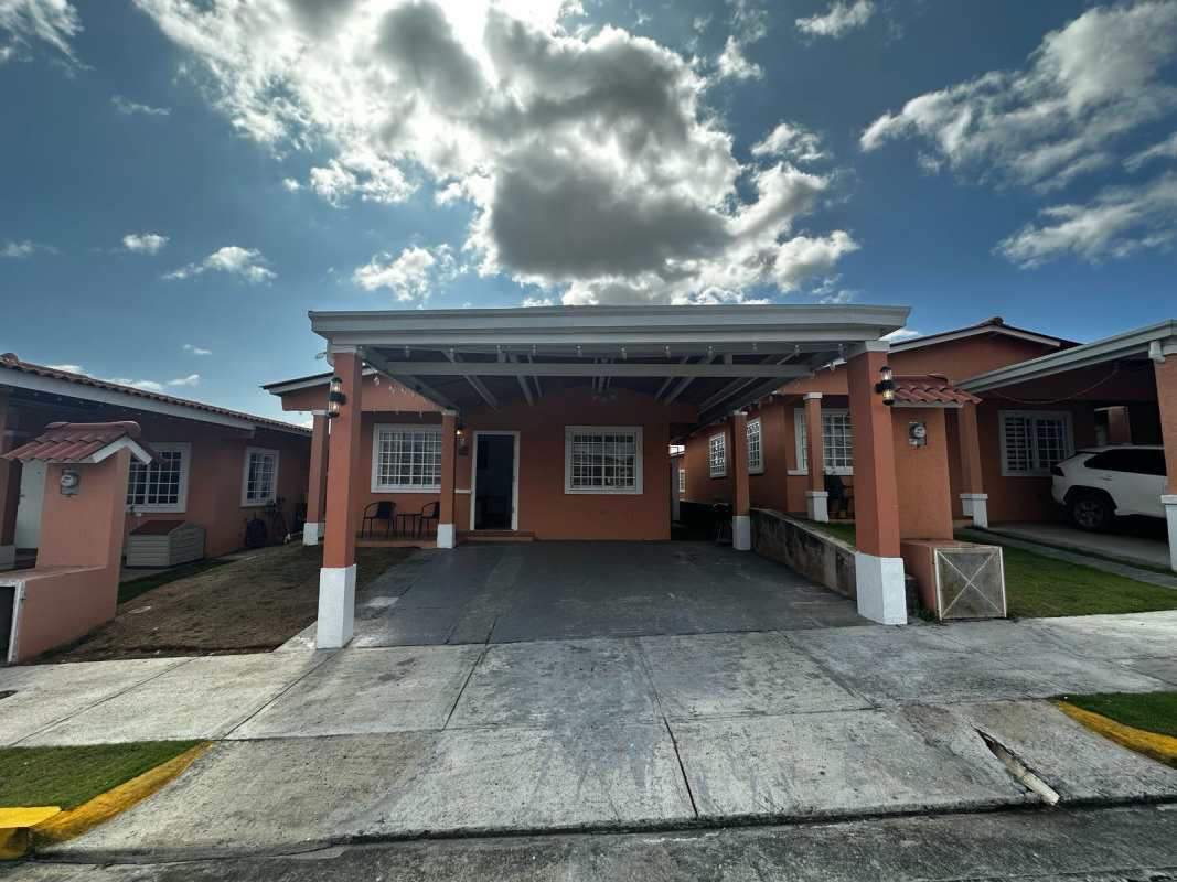 One-story suburban house with carport, front porch, driveway PH Vallejo Nuevo Tocumen