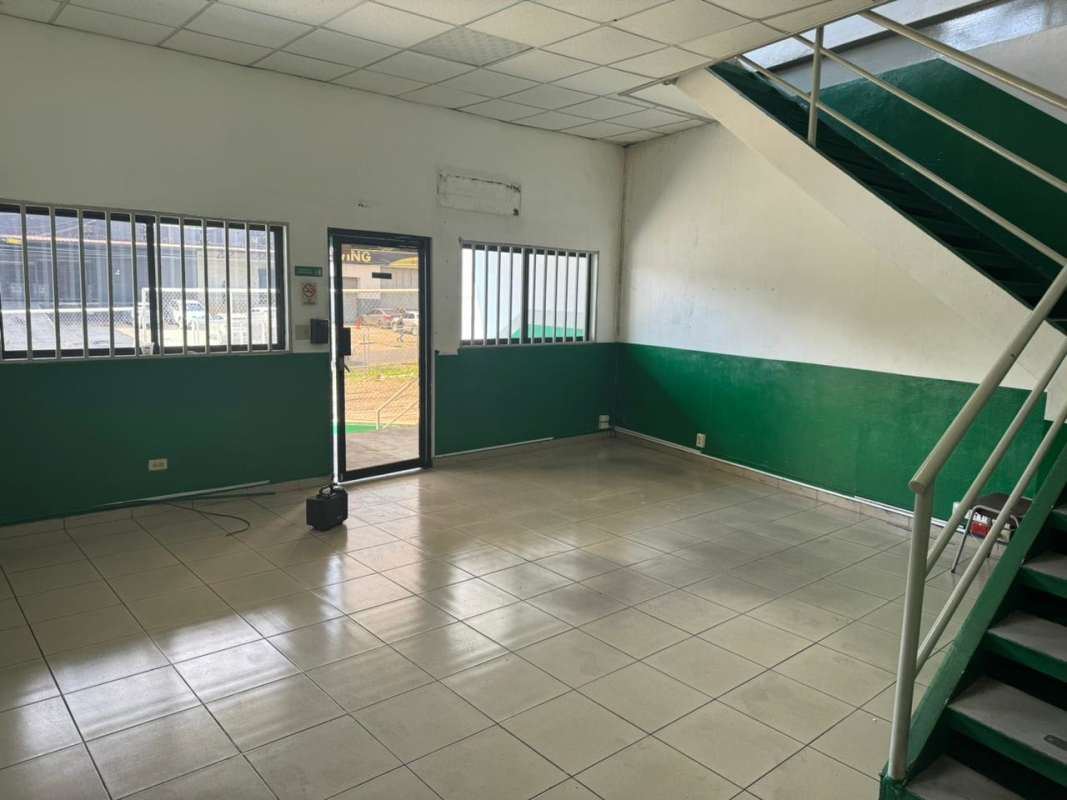 Industrial warehouse empty with high ceilings and concrete floors in 12 de Octubre Panama