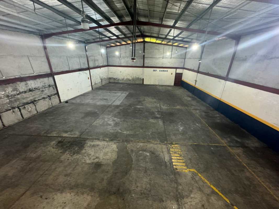 Open warehouse interior space for rent with concrete floors in 12 de Octubre Panama