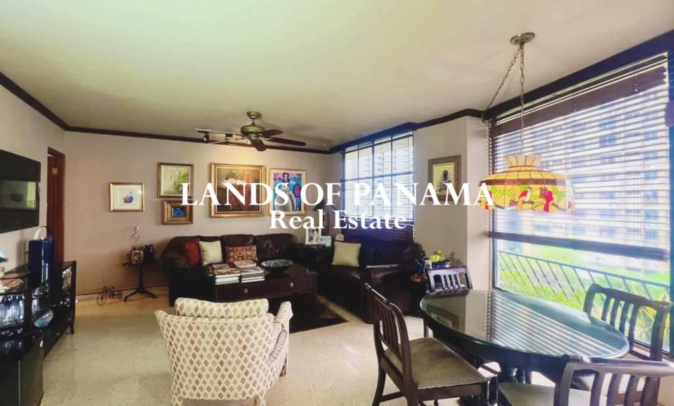 Closed kitchen with gas stove and breakfast nook in PH Marbella Panama City