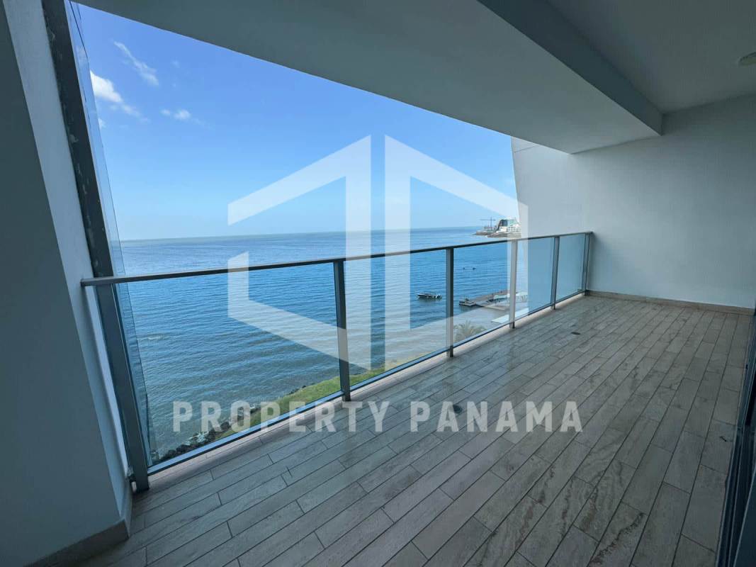 Private balcony with ocean view and skyline in PH Grand Tower Punta Pacífica Panama
