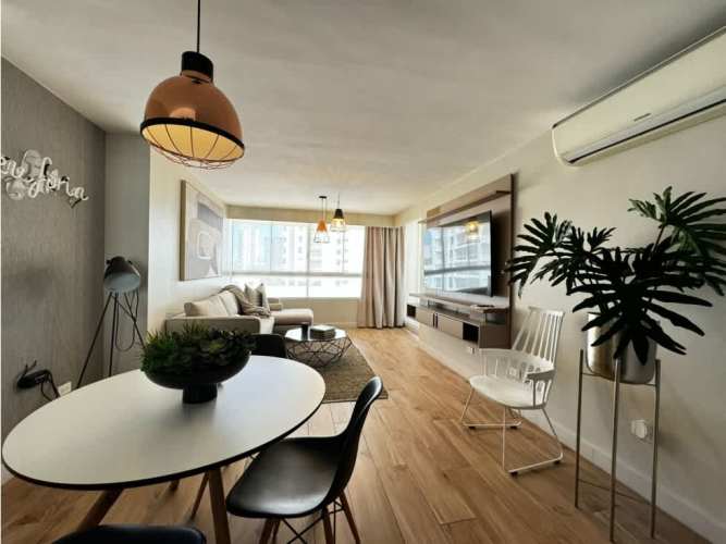 Modern bedroom with built-in closet and city skyline view in PH Focus San Francisco Panama