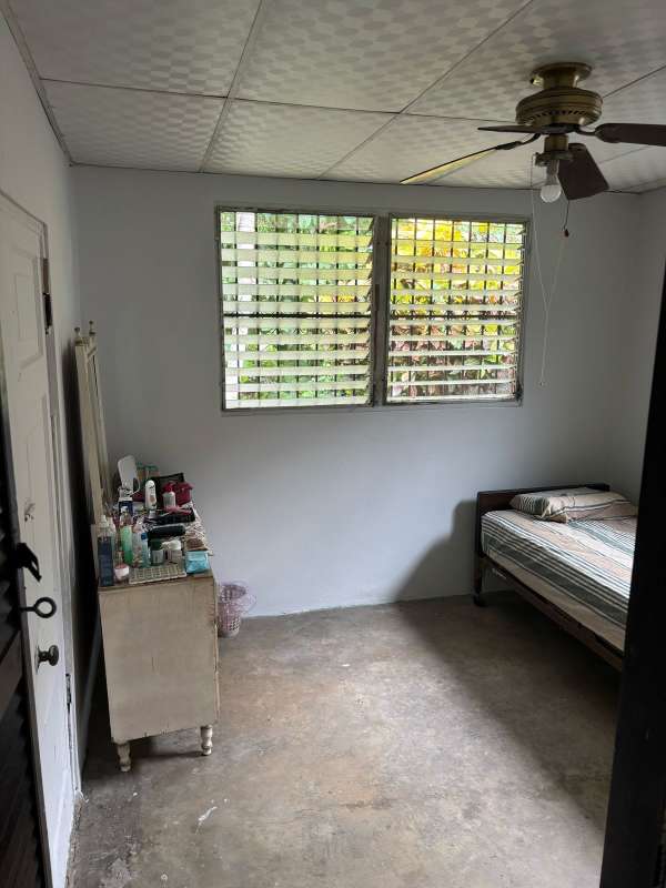 Bedroom with concrete floor, built-in closet and windows in San Miguelito Panama